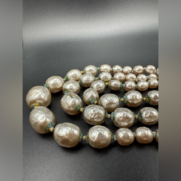 Vintage signed MIRIAM HASKELL Pearls Three Strand Necklace 13'' with 2.5“ extend - Picture 9 of 16